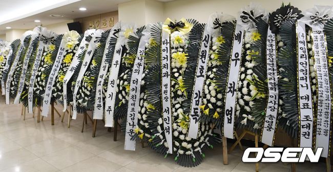 [OSEN=사진팀]고(故) 송영규의 빈소가 5일 경기도 용인시 처인구 다보스병원 장례식장에 마련됐다.1970년 생인 송영규는 서울예술대학 연극학과 출신의 배우로, 서울시립뮤지컬단 등을 거쳐 1994년 어린이 뮤지컬 '머털도사'를 통해 정식으로 데뷔했다.이후 그는 다수의 '품위 있는 그녀', '사랑의 온도', '검법남녀' 시리즈,'스토브리그', '하이에나', '구미호뎐', '수리남', '카지노' 시리즈, '옥씨부인전' 등의 드라마를 비롯해 영화 '극한직업','끝까지 간다', '하프', '트릭', '판도라', '브이아이피', '야구소녀','행복의 나라', '필사의 추격' 등의 영화에서 활약했다. '아이쇼핑' 외에도 또 다른 사전제작 드라마 '트라이'에 출연해 시청자들을 만나고 있다.고인의 빈소는 경기도 용인시 다보스병원 장례식장 특1호실에 마련됐다. 상주로는 두 딸과 아내가 이름을 올렸다.발인은 오는 6일 오전 8시이며, 장지는 함백산 추모공원이다. 2025.08.05 /photo@osen.co.kr[사진]사진공동취재단