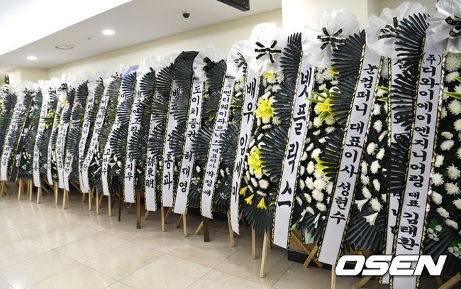 [OSEN=사진팀]고(故) 송영규의 빈소가 5일 경기도 용인시 처인구 다보스병원 장례식장에 마련됐다.1970년 생인 송영규는 서울예술대학 연극학과 출신의 배우로, 서울시립뮤지컬단 등을 거쳐 1994년 어린이 뮤지컬 '머털도사'를 통해 정식으로 데뷔했다.이후 그는 다수의 '품위 있는 그녀', '사랑의 온도', '검법남녀' 시리즈,'스토브리그', '하이에나', '구미호뎐', '수리남', '카지노' 시리즈, '옥씨부인전' 등의 드라마를 비롯해 영화 '극한직업','끝까지 간다', '하프', '트릭', '판도라', '브이아이피', '야구소녀','행복의 나라', '필사의 추격' 등의 영화에서 활약했다. '아이쇼핑' 외에도 또 다른 사전제작 드라마 '트라이'에 출연해 시청자들을 만나고 있다.고인의 빈소는 경기도 용인시 다보스병원 장례식장 특1호실에 마련됐다. 상주로는 두 딸과 아내가 이름을 올렸다.발인은 오는 6일 오전 8시이며, 장지는 함백산 추모공원이다. 2025.08.05 /photo@osen.co.kr[사진]사진공동취재단