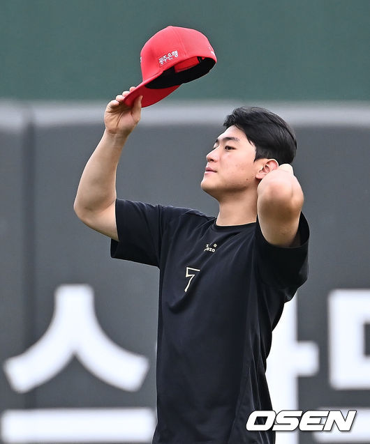 [OSEN=부산, 이석우 기자] 5일 부산 사직야구장에서 2025 신한 SOL 뱅크 KBO 리그 롯데 자이언츠와 KIA 타이거즈의 경기가 열린다. 홈팀 롯데는 감보아가, 방문팀 KIA는 네일이 선발 출전한다.KIA 타이거즈 김도영이 훈련에 앞서 머리를 다듬고 있다. 2025.08.05 / foto0307@osen.co.kr