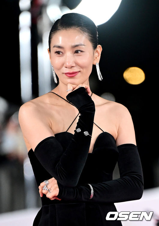 [OSEN=최규한 기자] 24일 오후 서울 여의도 KBS홀에서 ’제44회 청룡영화상’ 레드카펫 행사가 열렸다.배우 김서형이 행사에 참석해 레드카펫을 밟고 있다. 2023.11.24 / dreamer@osen.co.kr