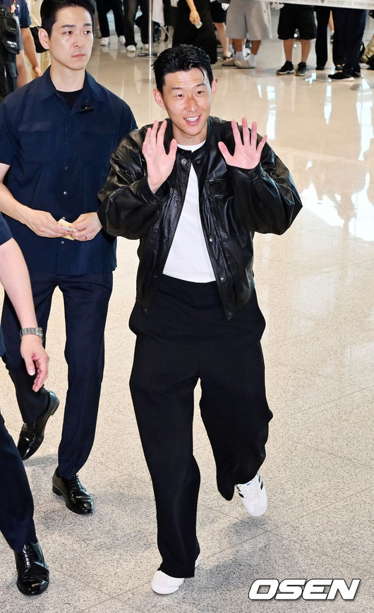 [OSEN=인천공항, 민경훈 기자] 토트넘과 결별을 택한 손흥민이 LAFC 이적을 위해 5일 오후 미국 로스앤젤레스로 출국했다.손흥민은 현지 도착과 동시에 메디컬 테스트와 계약서 서명 그리고 공식 발표까지 이어질 것으로 보인다.손흥민이 출국장으로 향하며 팬들에게 인사를 하고 있다. 2025.08.05 / rumi@osen.co.kr