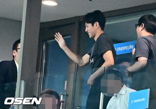 [OSEN=지형준 기자] 손흥민(33, 토트넘)의 토트넘 홋스퍼 커리어가 막을 내렸다. 선발로 출전해 약 65분을 소화한 그는 뜨거운 반응을 이끌어내며 교체아웃됐다. 토트넘은 뉴캐슬 유나이티드를 상대로 무승부를 만들어냈다.토트넘 홋스퍼는3일 오후 8시 서울월드컵경기장에서 열린 쿠팡플레이 시리즈 20252경기 뉴캐슬 유나이티드와 프리시즌 친선경기를 치러 1-1 무승부를 거뒀다.하프타임 파리 생제르맹 이강인이 팬들에게 인사를 히고 있다. 2025.08.03 / jpnews@osen.co.kr
