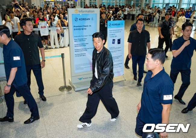 [OSEN=인천공항, 민경훈 기자] 토트넘과 결별을 택한 손흥민이 LAFC 이적을 위해 5일 오후 미국 로스앤젤레스로 출국했다.손흥민은 현지 도착과 동시에 메디컬 테스트와 계약서 서명 그리고 공식 발표까지 이어질 것으로 보인다.손흥민이 출국장으로 향하고 있다. 2025.08.05 / rumi@osen.co.kr