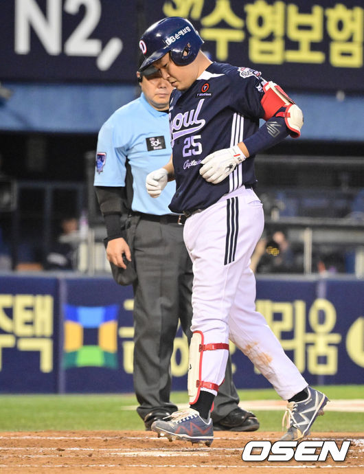 [OSEN=잠실, 조은정 기자]5일 오후 서울 잠실구장에서 ‘2025 신한 SOL Bank KBO리그’ LG 트윈스와 두산 베어스의 경기가 열렸다.LG는 손주영, 두산은 최승용을 선발로 내세웠다.4회초 두산 선두타자 양의지가 선제 좌월 솔로포를 날린 뒤 베이스를 돌고 있다. 2025.08.05 /cej@osen.co.kr