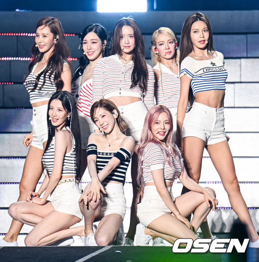 [OSEN=수원,박준형 기자] 20일 오후 수원시 수원월드컵경기장에서 ‘에스엠타운 라이브 2022 : 에스엠씨유 익스프레스 @휴먼 시티_수원’(SMTOWN LIVE 2022 : SMCU EXPRESS @HUMAN CITY_SUWON) 콘서트가 진행됐다.이번 공연은 2017년 서울 월드컵경기장에서 열린 ‘에스엠타운 라이브’(SMTOWN LIVE) 공연 이후 약 5년 만에 국내에서 개최되는 오프라인 콘서트로, 강타, 보아, 동방신기, 슈퍼주니어, 소녀시대, 태연, 효연, 샤이니 키, 민호, 엑소 수호, 시우민, 첸, 디오, 카이, 레드벨벳, NCT, 에스파, 갓 더 비트(GOT the beat), 레이든, 긴조, 임레이 등 글로벌 K-팝 스타인 SM 소속 아티스트들이 총출동했다.특히 데뷔 15주년을 맞아 5년 만에 완전체 활동을 펼치고 있는 소녀시대의 무대는 물론, 다음달 7일 17년 만의 정규 앨범으로 컴백하는 강타의 신곡 무대, 역대급 조합으로 화제를 모은 ‘갓 더 비트’의 무대 등을 한 번에 볼 수 있다.소녀시대가 멋진 무대를 펼치고 있다. 2022.08.20/ soul1014@osen.co.kr