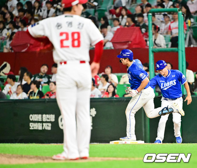 [OSEN=문학,박준형 기자] 5일 오후 인천 문학 SSG 랜더스 필드에서 ‘2025 신한 SOL BANK KBO리그’ SSG 랜더스와 삼성 라이온즈의 경기가 진행됐다. 이날 SSG은 문승원을, 삼성은 최원태를 선발투수로 내세웠다. 8회초 1사 3루 삼성 김영웅이 2점 홈런을 날리고 있다. 2025.08.05 / soul1014@osen.co.kr