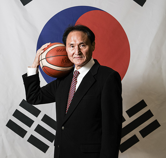 세대교체를 단행하고 아시아컵에 나서는 남자농구 대표팀 안준호 감독은 ‘원팀 정신’을 강조했다. 김경록 기자