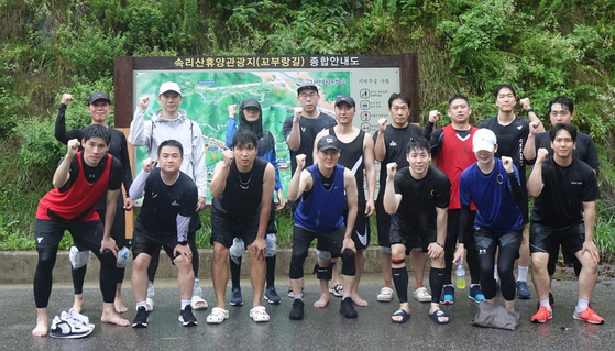 충북 보은군은 해발 430m, 폭 5m 황톳길로 조성된 왕복 14㎞ 말티재 꼬부랑길에선 야외 체력 훈련을 할 수 있다. 사진 보은군