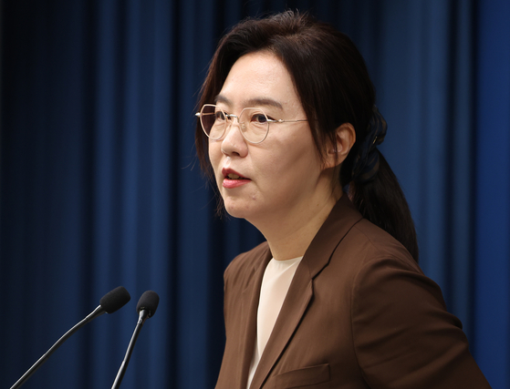 강유정 대변인이 5일 오전 서울 용산 대통령실 청사에서 국민임명식 초청식 전달 관련 브리핑을 하고 있다. 대통령실사진기자단
