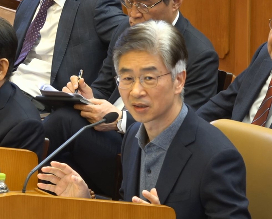 김봉식 전 서울경찰청장이 지난 2월 13일 서울 종로구 헌법재판소에서 열린 윤석열 전 대통령 탄핵심판 8차 변론에서 발언하고 있다. 뉴스1