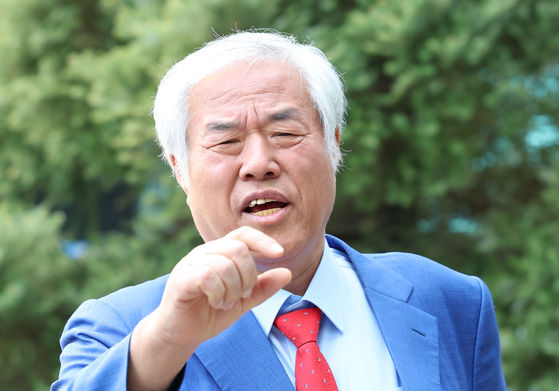 제22대 총선 당시 자유통일당 비례대표 공천 대가로 금전을 요구한 혐의를 받는 전광훈 사랑제일교회 목사가 지난 4월 11일 오후 서울북부지방법원에서 진행된 첫 번째 공판에 출석하기 전 인터뷰를 하고 있다. 뉴스1