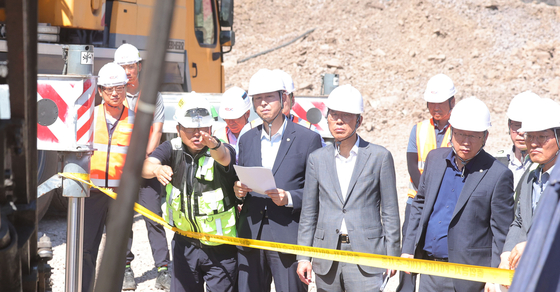 지난달 31일 오전 더불어민주당 산업재해예방 태스크포스(TF)와 안호영 국회 환경노동위원장이 최근 노동자 사망사고가 발생한 포스코이앤씨의 경남 함양울산고속도로 의령나들목 공사 현장을 둘러보고 있다. 연합뉴스