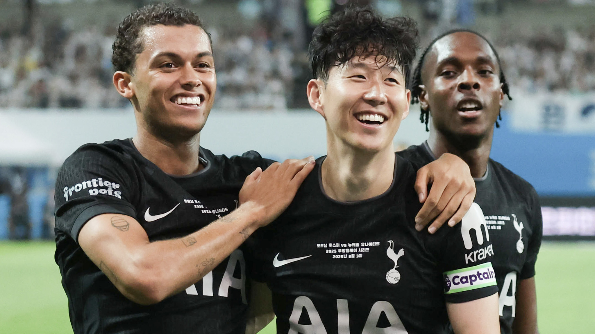 10년간 뛴 잉글랜드 토트넘을 떠나는 손흥민(가운데). 미국 LAFC 이적이 유력하다. 우상조 기자