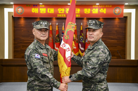 김계환 전 해병대사령관(우측)이 지난 2023년 1월 이영균 초대 해병대 안전단장(좌측)에게 부대기를 수여하고 있다. 사진 해병대