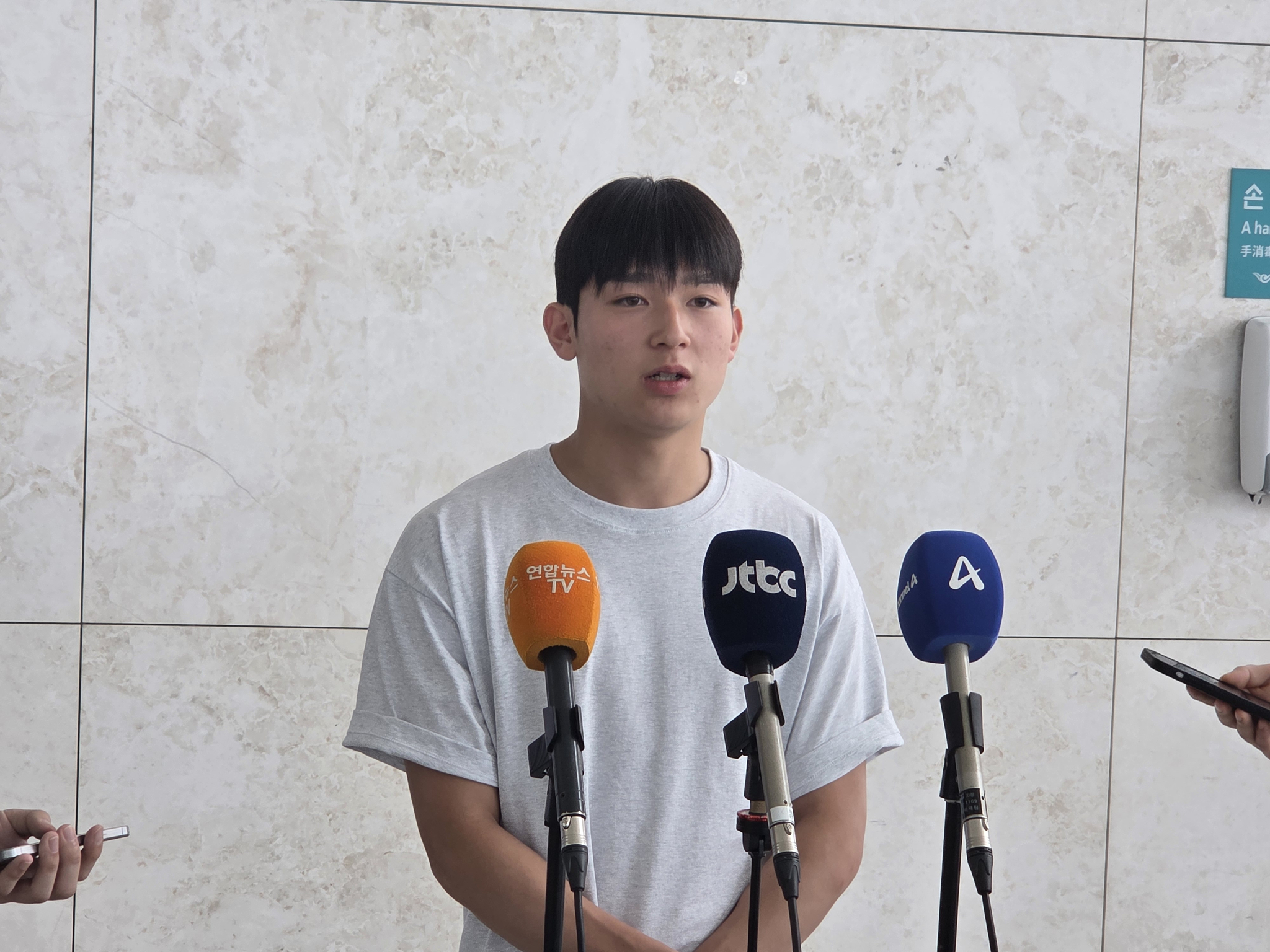 5일 인천공항을 통해 영국으로 출국한 토트넘 양민혁. 손흥민의 패션브랜드 NOS7 티셔츠를 입었다. 인천=박린 기자
