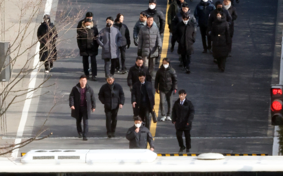 고위공직자범죄수사처가 윤석열 전 대통령의 체포영장 집행에 나선 지난 1월 3일 서울 용산구 한남동 대통령 관저 경내에서 공수처 수사관 등이 내려오고 있다. 연합뉴스