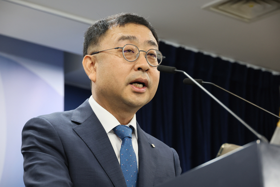 송상훈 과학기술정보통신부 정보통신정책실장이 4일 서울 종로구 정부서울청사에서 독자 AI 파운데이션 모델 프로젝트 정예팀 선정 결과를 브리핑하고 있다. 연합뉴스