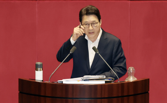 4일 국회 본회의에서 방송법 상정 뒤 신동욱 의원이 무제한토론을 시작하자 더불어민주당 의원들이 퇴장하고 있다. 김성룡 기자
