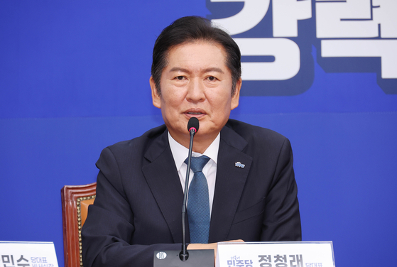 정청래 더불어민주당 대표가 5일 국회에서 김민석 국무총리를 만나 인사말을 하고 있다. 임현동 기자