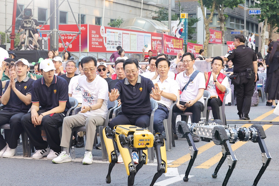 지난해 8월 대전 중앙로 일원에서 열린 대전 0시 축제 개막행사에서 이장우 대전시장을 비롯해 관광객들이 퍼레이드를 관람하고 있다. [사진 대전시]