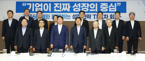 구윤철 기획재정부 부총리가 주재하는 '성장전략 TF 1차 회의'가 5일 오후 서울 중구 대한상공회의소에서 열렸다. 이날 구 부총리와 최태원 상의회장, 손경식 한국경영자총협회 회장 등이 회의 전 기념촬영을 하고 있다. 김경록 기자