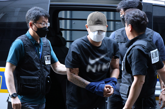 지난 5일 오전 대전 교제살인 사건 피의자 A씨(20대)가 입원 중이던 병원에서 퇴원하면서 경찰에 체포돼 대전서부경찰서로 들어서고 있다. 연합뉴스