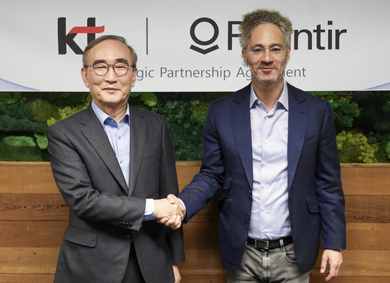 지난 3월 12일(현지시간) 팔란티어 CEO 알렉스 카프(오른쪽)와 김영섭 KT 대표(왼쪽)가 'AX 사업 가속화를 위한 전략적 파트너십(MOU)'을 체결했다. 사진 KT 