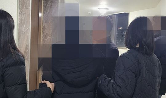 지난해 12월 11일 경기도의 한 아파트에서 인천지검 국제추적수사팀이 마약사범 A를 체포하고 있다. 사진 인천지검