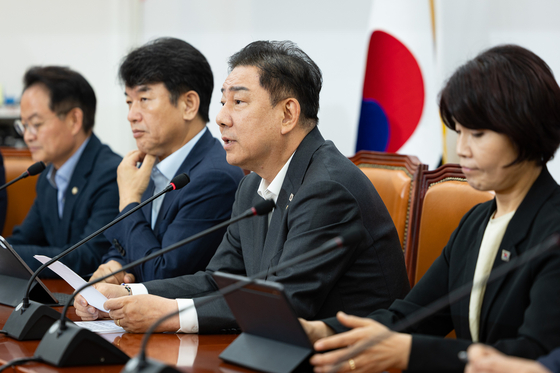 김병기 더불어민주당 원내대표가 5일 서울 여의도 국회에서 열린 원내대책회의에서 모두 발언을 하고 있다. 뉴스1