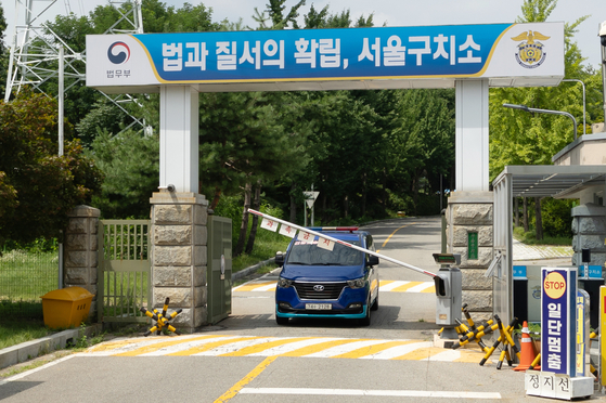 지난달 31일 경기도 의왕 서울구치소에서 호송차량이 나오는 모습. 뉴스1