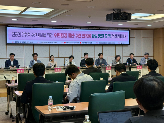 4일 국회에서 ‘전공의 수련환경 개선 및 수련 연속성 확보 방안 모색’을 주제로 열린 정책토론회에서 토론자들이 발언하고 있다. 남수현 기자