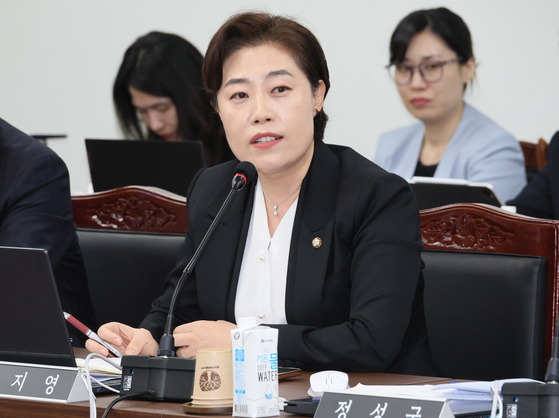 지난해 10월 부산대에서 열린 국정감사에서 서지영 국회의원이 부산병원장에게 질문하고 있다. 송봉근 기자