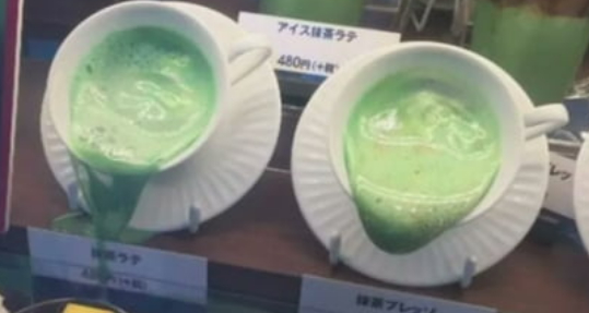 일본 한 카페 앞 전시된 음료 모형이 흘러내린 모습. 사진 엑스 캡처
