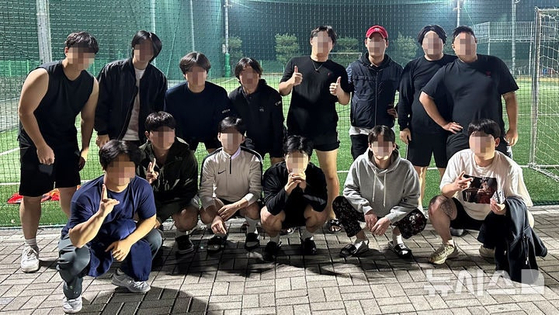5일 서울 마포구 서울경찰청 광역수사대 형사기동대는 가짜 주식거래 사이트로 노인들을 속여 거액을 챙긴 피싱 조직원 43명과 가짜 사이트를 제작·판매한 브로커 3명을 검거했다고 밝혔다. 이들은 회사원처럼 직책을 나눠 활동하고 단합 대회도 열었다. 사진은 D씨가 총책으로 있는 범죄 조직의 모습이다. 사진 서울경찰청