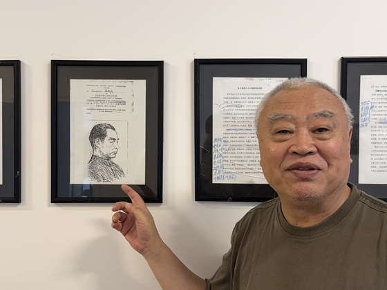 28일 선즈화(沈志華·75) 중국 화둥사범대 종신교수가 베이징 교외 다싱구의 자택에서 본지 인터뷰 중 한국전쟁 관련 각종 원시 자료를 설명하고 있다. 신경진 특파원