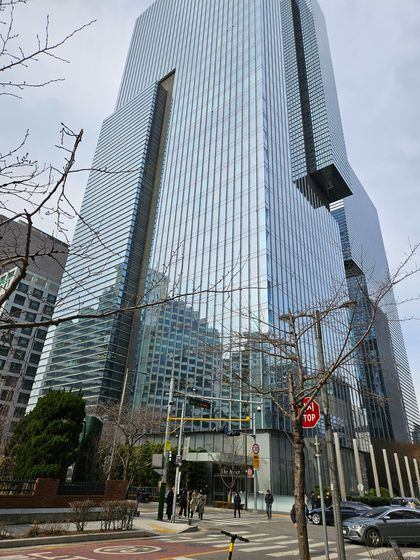 금융업체 CEO가 우편으로 마약을 배송받은 강남역 인근의 대형 오피스 빌딩. 석경민 기자 