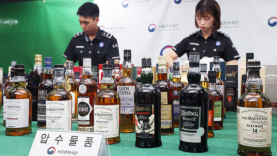  5일 서울 강남구 서울본부세관에서 열린 초고가 위스키 밀수입 및 탈세 행위 고소득자 검거 실적 브리핑에서 직원들이 압수물품을 공개하고 있다. 연합뉴스