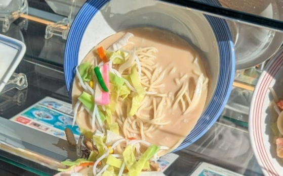 지난 2일 일본 후쿠오카 시내 한 음식점 앞에 전시된 라멘 모형이 녹아내린 모습. 사진 엑스 캡처