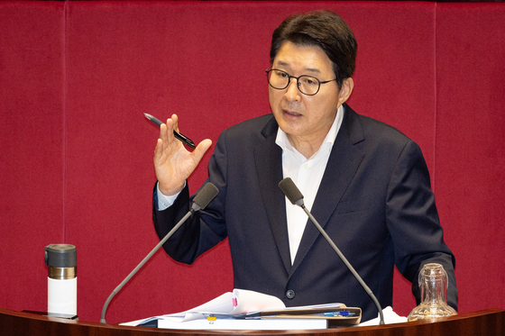 신동욱 국민의힘 의원이 4일 서울 여의도 국회에서 열린 제427회 국회(임시회) 3차 본회의에 상정된 방송법 일부개정법률안(대안)에 대한 무제한토론(필리버스터)을 하고 있다. 뉴스1