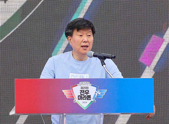 채일 국방홍보원장이 지난해 10월 서울 송파구 올림픽공원에서 ‘건군 76주년, 국방일보 창간 60주년 기념 제20회 전우마라톤 대회’ 개회선언을 하고 있다. 국방일보