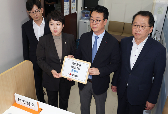 곽규택 국민의힘 법률자문위원장과 원내부대표단이 6일 국회 의안과에 '주식 차명거래 의혹'에 휩싸인 이춘석 국회의원 징계안을 제출하고 있다. 뉴스1
