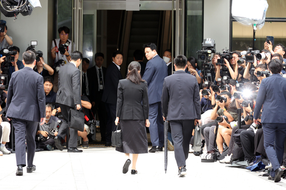 도이치모터스 주가조작 연루 의혹 등을 받는 김건희 여사가 6일 오전 서울 종로구 김건희 특검팀(특별검사 민중기)사무실에 피의자 신분으로 소환되고 있다. 김종호 기자 