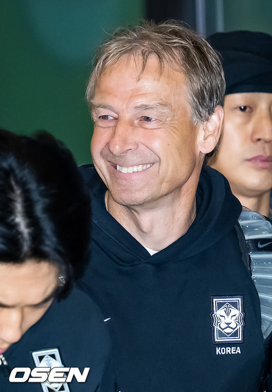 [OSEN=인천공항, 민경훈 기자] 4강에서 요르단에 패하며 2023 카타르 아시안컵 여정을 마무리한 대한민국 축구대표팀이 8일 오후 인천국제공항을 통해 입국했다.클린스만 감독이 입국장을 통과하며 미소짓고 있다. 2024.02.08 / rumi@osen.co.kr