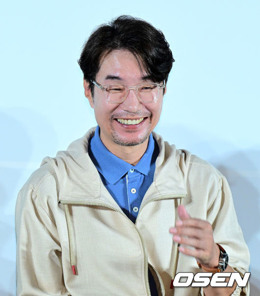 [OSEN=지형준 기자] 22일 오전 서울 광진구 자양동 롯데시네마 건대입구에서 영화 ‘행복의 나라’ 제작보고회가 열렸다.'행복의 나라'는1979년 10월 26일, 상관의명령에의해 대통령 암살 사건에 연루된 박태주(이선균 분)와 그의변호를 맡으며 대한민국 최악의정치 재판에 뛰어든 변호사 정인후(조정석 분)의이야기를 그린 영화다. 배우 송영규가 간담회를 하고 있다. 2024.07.22 / jpnews@osen.co.kr