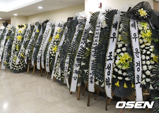 [OSEN=사진팀]고(故) 송영규의 빈소가 5일 경기도 용인시 처인구 다보스병원 장례식장에 마련됐다.1970년 생인 송영규는 서울예술대학 연극학과 출신의 배우로, 서울시립뮤지컬단 등을 거쳐 1994년 어린이 뮤지컬 '머털도사'를 통해 정식으로 데뷔했다.이후 그는 다수의 '품위 있는 그녀', '사랑의 온도', '검법남녀' 시리즈,'스토브리그', '하이에나', '구미호뎐', '수리남', '카지노' 시리즈, '옥씨부인전' 등의 드라마를 비롯해 영화 '극한직업','끝까지 간다', '하프', '트릭', '판도라', '브이아이피', '야구소녀','행복의 나라', '필사의 추격' 등의 영화에서 활약했다. '아이쇼핑' 외에도 또 다른 사전제작 드라마 '트라이'에 출연해 시청자들을 만나고 있다.고인의 빈소는 경기도 용인시 다보스병원 장례식장 특1호실에 마련됐다. 상주로는 두 딸과 아내가 이름을 올렸다.발인은 오는 6일 오전 8시이며, 장지는 함백산 추모공원이다. 2025.08.05 /photo@osen.co.kr[사진]사진공동취재단