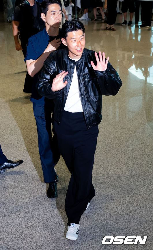 [OSEN=인천공항, 민경훈 기자] 토트넘과 결별을 택한 손흥민이 LAFC 이적을 위해 5일 오후 미국 로스앤젤레스로 출국했다.손흥민은 현지 도착과 동시에 메디컬 테스트와 계약서 서명 그리고 공식 발표까지 이어질 것으로 보인다.손흥민이 출국장으로 향하며 팬들에게 인사를 하고 있다. 2025.08.05 / rumi@osen.co.kr