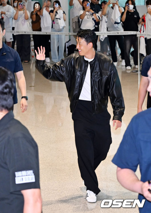 [OSEN=인천공항, 민경훈 기자] 토트넘과 결별을 택한 손흥민이 LAFC 이적을 위해 5일 오후 미국 로스앤젤레스로 출국했다.손흥민은 현지 도착과 동시에 메디컬 테스트와 계약서 서명 그리고 공식 발표까지 이어질 것으로 보인다.손흥민이 출국장으로 향하며 팬들에게 인사를 하고 있다. 2025.08.05 / rumi@osen.co.kr