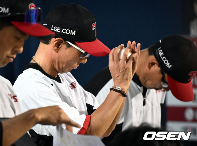 [OSEN=잠실, 조은정 기자]5일 오후 서울 잠실구장에서 ‘2025 신한 SOL Bank KBO리그’ LG 트윈스와 두산 베어스의 경기가 열렸다.LG는 손주영, 두산은 최승용을 선발로 내세웠다.LG 염경엽 감독이 경기 중 박수를 보내고 있다. 2025.08.05 /cej@osen.co.kr