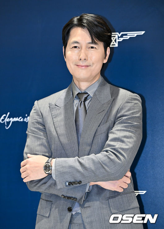 [OSEN=조은정 기자] 18일 서울 송파구 롯데백화점 잠실점에서 한 스위스 럭셔리 시계 브랜드 부티크 오픈식이 열렸다.배우 정우성이 포즈를 취하고 있다.  2024.03.18 /cej@osen.co.kr