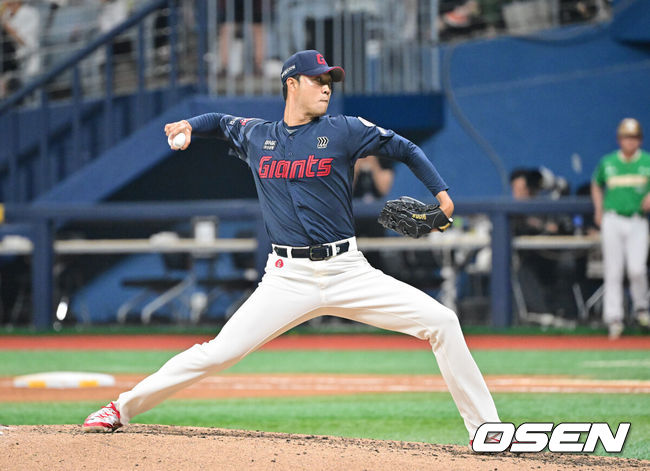 [OSEN=고척, 박준형 기자] 1일 오후 서울 고척스카이돔에서 ‘2025 신한 SOL BANK KBO리그’ 키움 히어로즈와 롯데 자이언츠의 경기가 진행됐다.이날 경기에 키움은 알칸타라를, 롯데는 이민석을 선발투수로 내세웠다.8회말 롯데 윤성빈이 역투하고 있다   2025.08.01 / soul1014@osen.co.kr